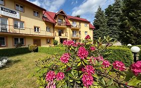 OŚRODEK WYPOCZYNKOWY NAD STAWEM - przy promenadzie, wybierany przez Gości ceniących ciszę i komfortowy wypoczynek w bezpośrednim sąsiedztwie parku zdrojowego z tężnią solankową